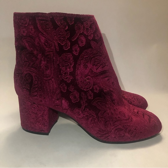 Zigi Soho Embroidered Booties with Round Toe and Brass Zipper, size 7.5. - Picture 2 of 12